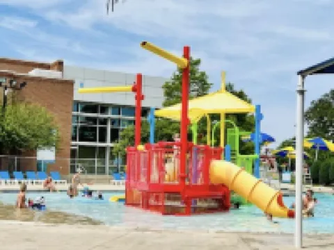 Spacious Family Friendly Retreat Centrally Located with Big Backyard 凱勒酒店