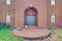Spacious McArthur Home Private Hot Tub and Pond! - 3-Star