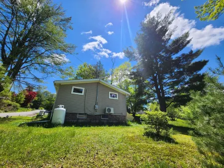 Cozy little retreat far from the city Отели в г. Fallsburg