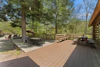 Spacious log cabin in Warrensburg w/ Hot Tub: 15 Mi to Lake George Hotels in Thurman