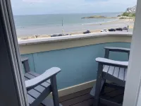 Ocean front Studio across from beach Hotels in Hull