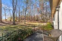 Waking Up Norman Lakefront Getaway, Fire Pit & Lake Views
