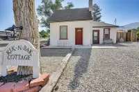 Kik-n-Bak Cottage w/ Beautiful Mountain View - Parkplatz