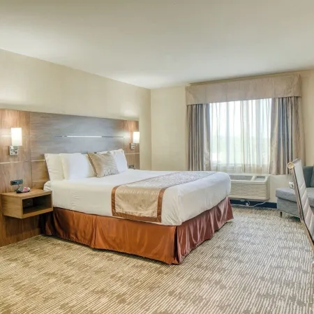 Evergreen Inn & Suites