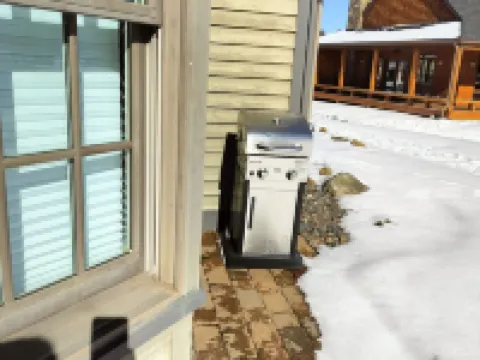 Beautiful 2-bedroom townhome with Patio, WiFi, AC Hotels in Sisters