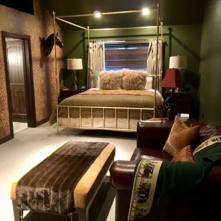 5 Star Private Gated Luxury 3 King Bedroom Estate Lodge Lake Views EV Charger