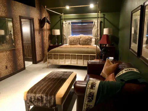 5 Star Private Gated Luxury 3 King Bedroom Estate Lodge Lake Views EV Charger