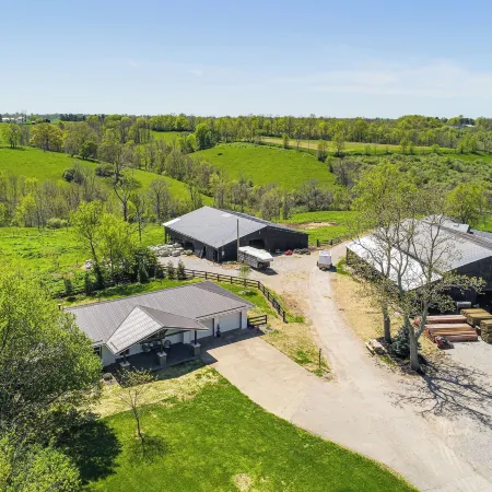 Dry Ridge Farmhouse w/ Hot Tub + Game Room!