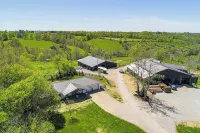 Dry Ridge Farmhouse w/ Hot Tub + Game Room! - 3-Star