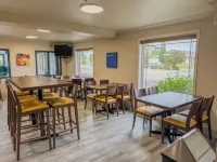 Super 8 by Wyndham High River AB Hotels in Okotoks