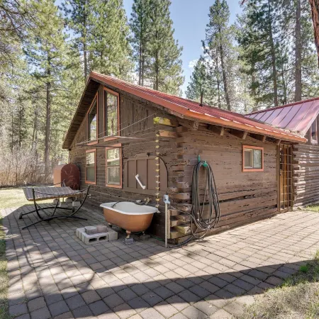 Remote Escape Klamath Falls Cabin by Lake and Hikes