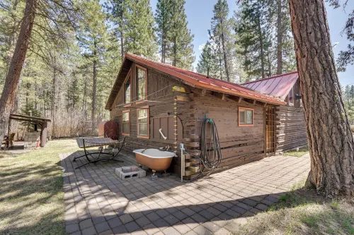 Remote Escape Klamath Falls Cabin by Lake and Hikes - 4-Star