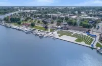 Cozy, convenient poolside by canal and beach .9 m Downtown shops and eateries