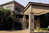 ROYAL SUITES HOTEL - parking