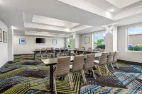 Holiday Inn Express & Suites Ada Hotels in Ada