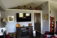 Charming 1-bedroom cottage lake views/access, Malletts Bay Colchester, AC, WiFi