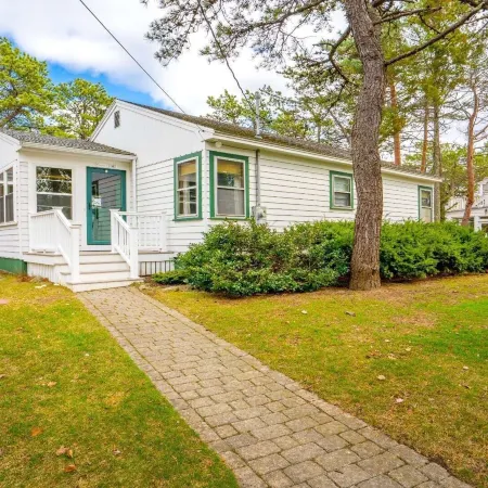 Bayview Beach Cottage For 4!
