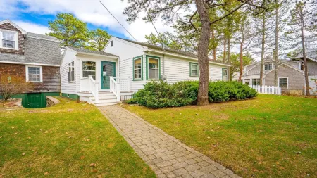 Bayview Beach Cottage For 4!