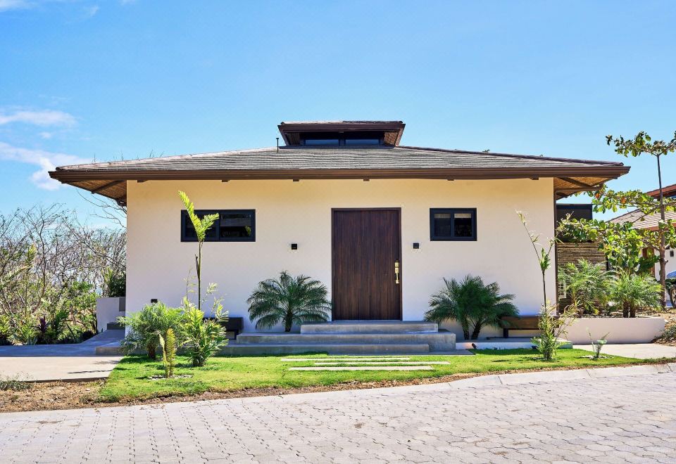 트리카사 리조트의 아름다운 야외 수영장 전경