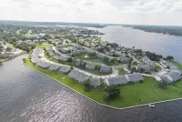 Lake Conroe Waterfront Updated 3Br Condo with Pools, Paddle Boards & Views