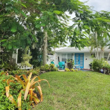 Cute coastal cottage close to beach and downtown nightlife.