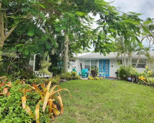 Cute coastal cottage close to beach and downtown nightlife. 斯圖爾特酒店