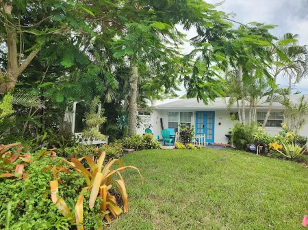 Cute coastal cottage close to beach and downtown nightlife.