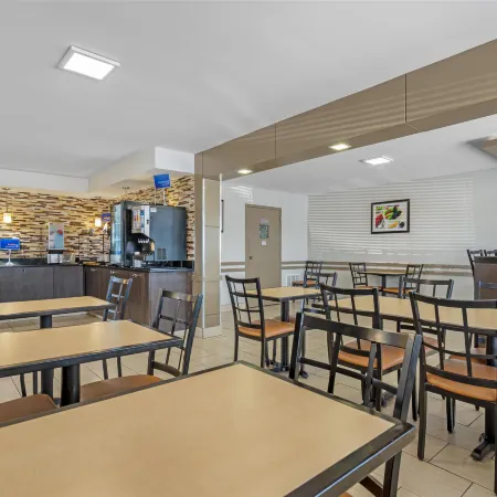 Best Western Center Inn Отели рядом с достопримечательностью «Чикс-Бич»