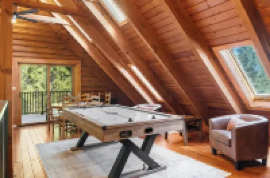 Spacious Log Cabin for 16+ at ThePinecrestChalet Hot tubs, air hockey, fireplace