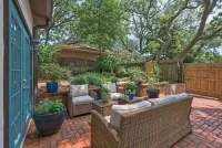 Charming Guest House at Live Oaks on the Bayou 彭薩科拉住宿飯店