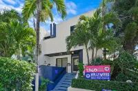Hollywood Beach Suites and Hotel Hotels near The Undercover Unit
