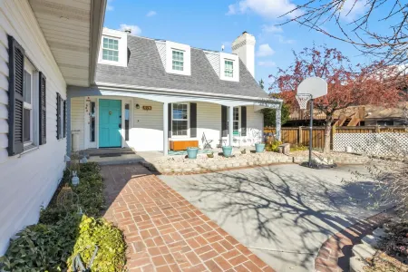 Spacious Country Style Home with Gourmet Kitchen, perfect for large groups!