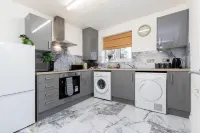 Quiet Corner Haven. 100m to picturesque market town. Family & pet friendly.