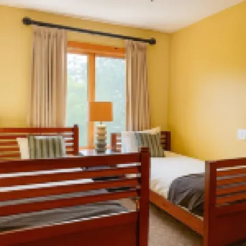 Jay Peak 4BR/3.5BA Ski-in/out Townhome