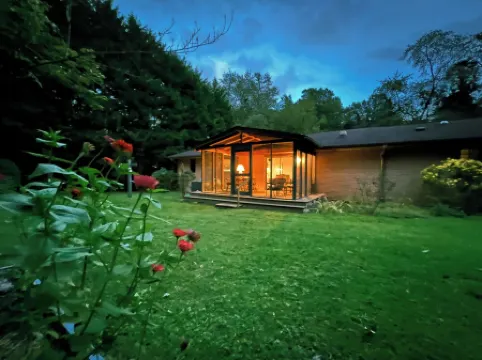 Cheerful Mid Century 3/2 Hideaway in Brevard