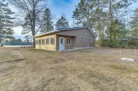 Spacious 3-Bedroom Cabin on Beautiful Blueberry Lake