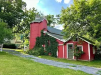 Spacious 5bd/3ba Catskills House w Pool, River/Lake Access, WiFi, A/C & Gameroom Hotels in Lexington