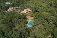 Charming provencal villa with beautiful garden and pool near Sainte-Maxime! Hotels in Le Muy