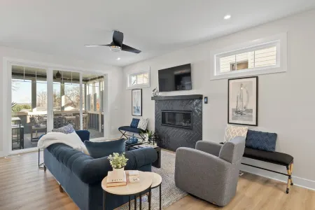 Lake Access and amazing views, 5 bedrooms within walking distance to downtown Отели в г. Фонтана-он-Дженива Лейк