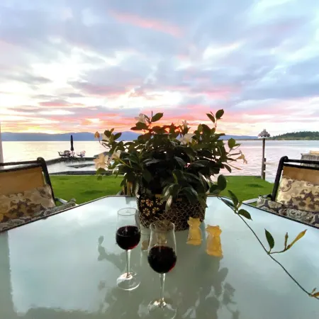 THE FOX HOUSE on Flathead Lake: Lakefront Luxury Living Отели в г. Бигфорк
