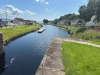 Family Cottage by the Crinan Canal, handy for whisky, golf and standing stones. Hotels in Lochgilphead