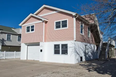 Modern 4 or 5 Bedroom House Less Than Seven Houses From the Ocean Отели рядом с достопримечательностью «Остров Лонг Бич»