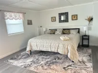 Charming 3-bedroom house on Winnisquam Lake, Hotels in Tilton