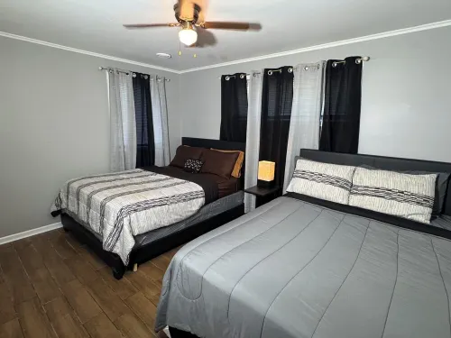 Entire Cozy Home + Free Wifi + Free Parking / Central location nearby freeway Hotels in Rich Township