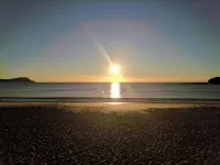 5 mins walk to Beach - Modern Beachy Escape. Netflix, Full Kitchen, Comfy Beds! Hotels in Terrigal