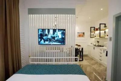 115 - Prague Apts 2 pax Consulate USA Parking Hotels in Urdesa