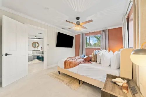 Sunny-Haven 3 Bedroom PoolVilla With GameRoom near the Beach & Shopping Centers