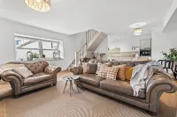 Luxury 3 Bedroom Cottage with Garden, Private Courtyard, in the heart of Killin. - 4-Star