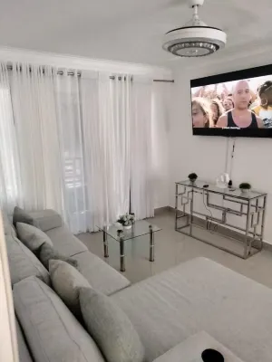 Chic Apt with Pool near Nightlife & Supermarkets Hoteles en 