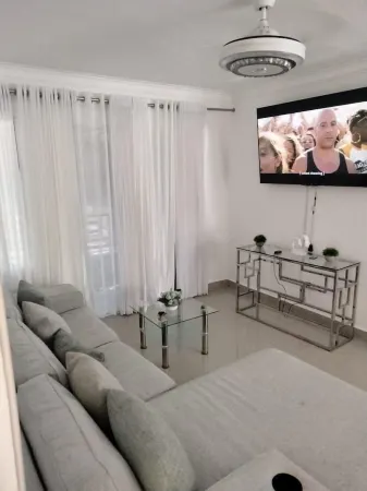 Chic Apt with Pool near Nightlife & Supermarkets